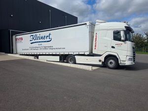 Max Kleinert - LKW am Verlade-Terminal