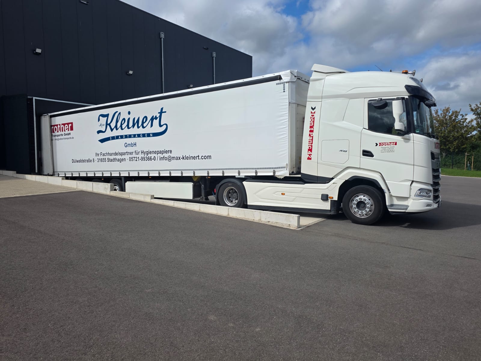 Max Kleinert - LKW am Verlade-Terminal