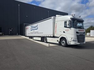 Max Kleinert - LKW am Verlade-Terminal