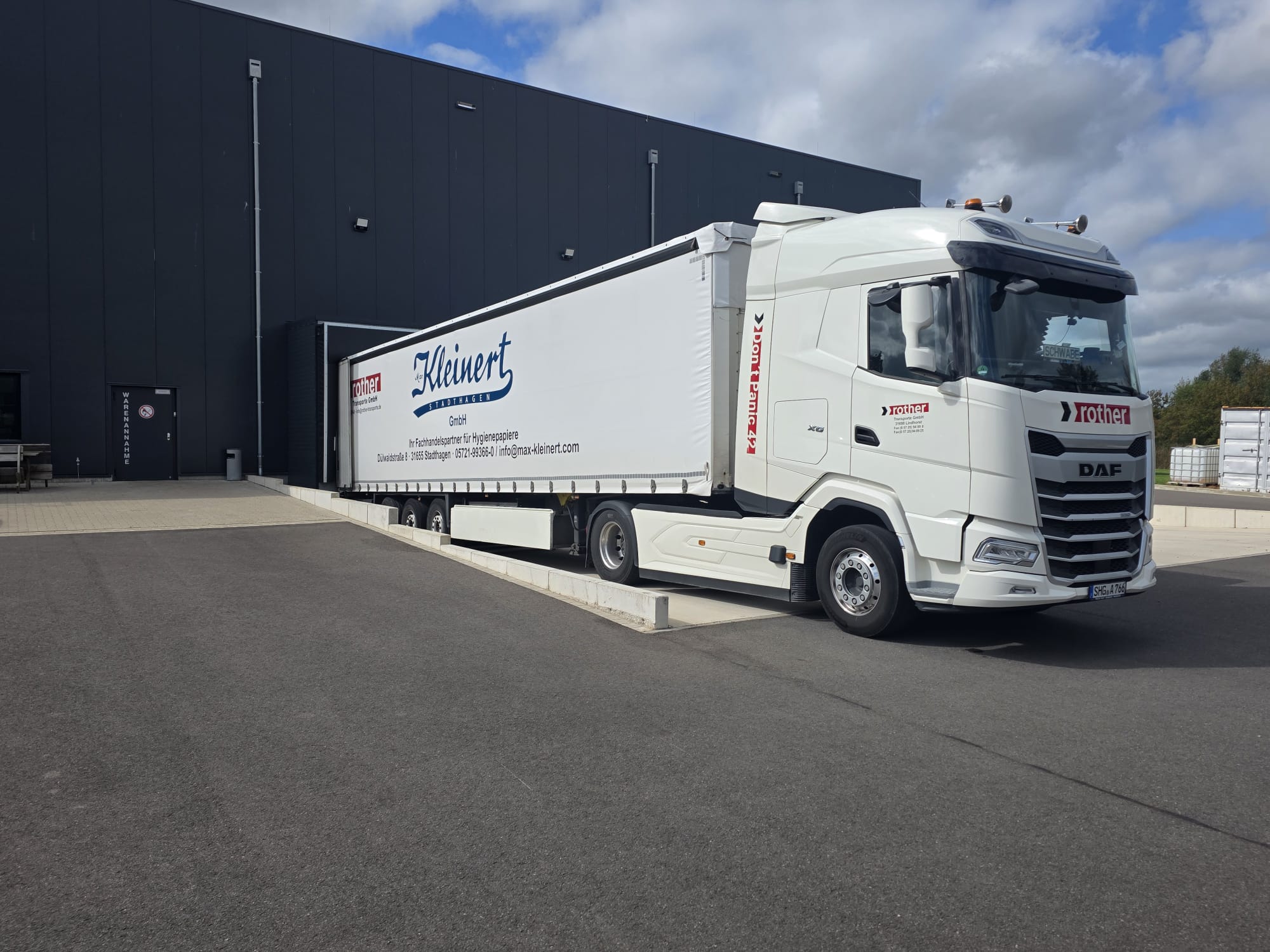 Max Kleinert - LKW am Verlade-Terminal