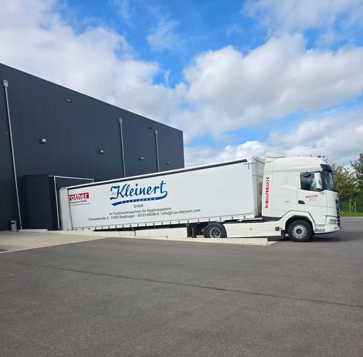 Max Kleinert - LKW am Verlade-Terminal